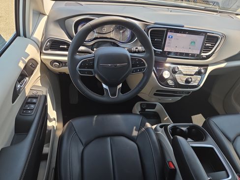 Used 2024 Chrysler Pacifica Touring-L FWD image 9