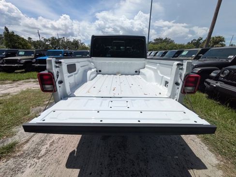 New 2025 Jeep Gladiator Sport image 11