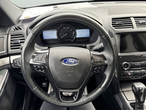 Used 2018 Ford Explorer XLT w/ Equipment Group 202A image 18