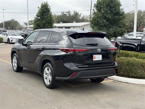 Certified 2024 Toyota Highlander LE image 5