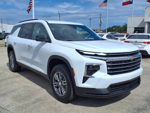 Used 2026 Chevrolet Traverse LT w/ Driver Confidence Package FWD image 3