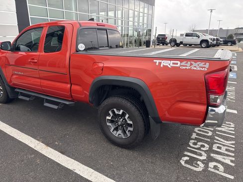 Used 2016 Toyota Tacoma TRD Off-Road image 2