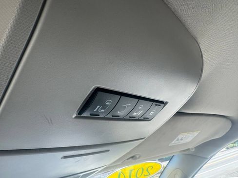 Used 2014 Chrysler Town & Country Touring FWD image 38