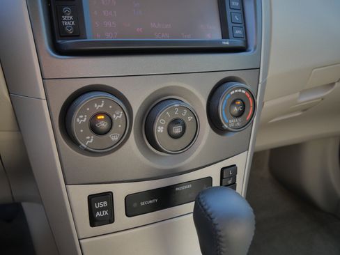 Used 2013 Toyota Corolla LE Special Edition FWD image 23