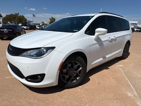 Used 2020 Chrysler Pacifica Touring-L Plus w/ Advanced Safetytec Group FWD image 1