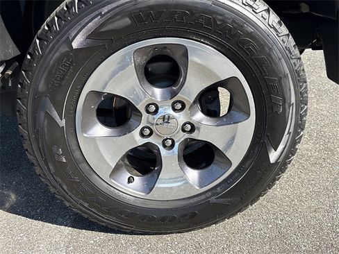 Used 2016 Jeep Wrangler Unlimited Sahara w/ Connectivity Group image 19