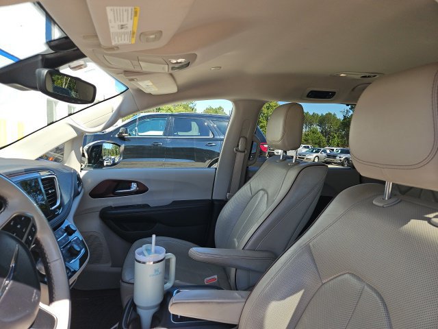 Used 2017 Chrysler Pacifica Limited FWD image 46