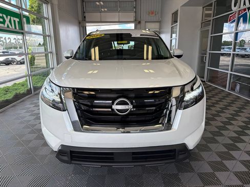 Used 2025 Nissan Pathfinder SV AWD/4WD image 2