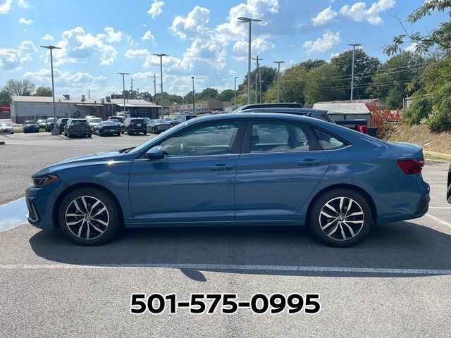 Used 2025 Volkswagen Jetta SE FWD image 2