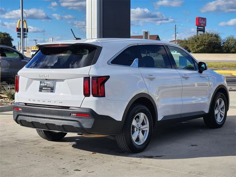 Used 2022 Kia Sorento LX image 4