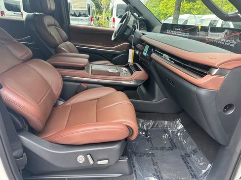 New 2026 Lincoln Navigator Reserve AWD/4WD image 13