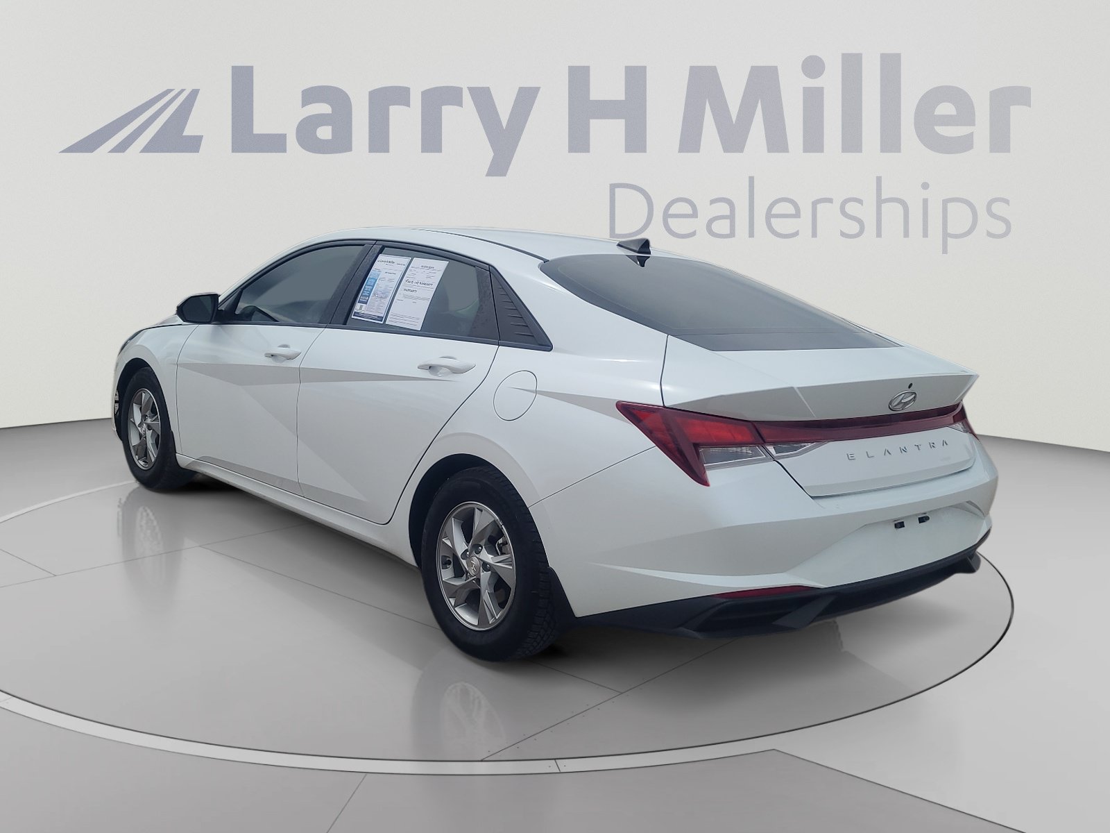 Used 2022 Hyundai Elantra SE FWD image 3