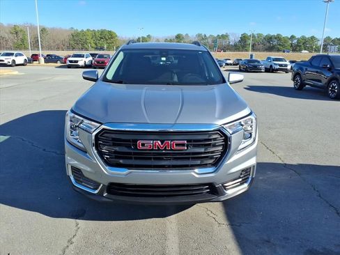 Used 2024 GMC Terrain SLE w/ Driver Convenience Package image 2