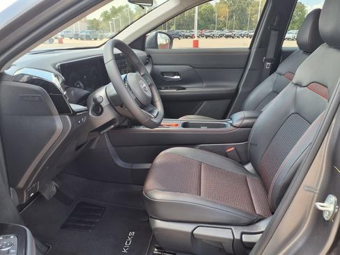 Used 2025 Nissan Kicks SR FWD image 17