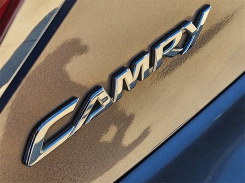 Used 2015 Toyota Camry LE image 12