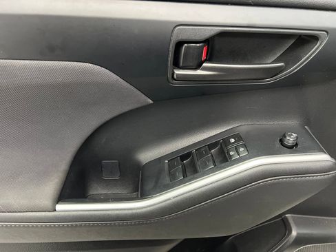 Used 2023 Toyota Highlander LE image 12