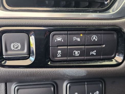 Used 2025 GMC Yukon Denali RWD image 27