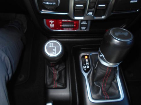 Used 2022 Jeep Wrangler Unlimited Rubicon w/ LED Lighting Group AWD/4WD image 19