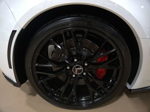 Used 2015 Chevrolet Corvette Z06 w/ 3LZ Preferred Equipment Group image 32