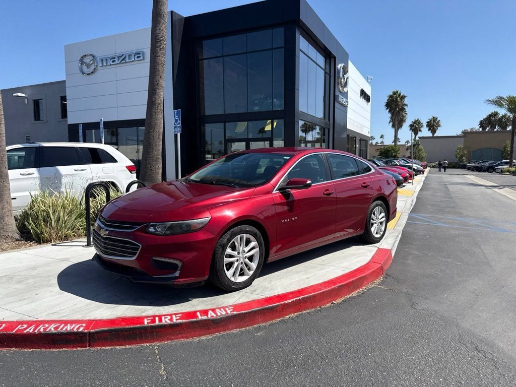 Used 2018 Chevrolet Malibu LT FWD image 2
