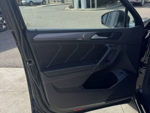 Used 2022 Volkswagen Tiguan SE w/ Panoramic Sunroof Package image 28