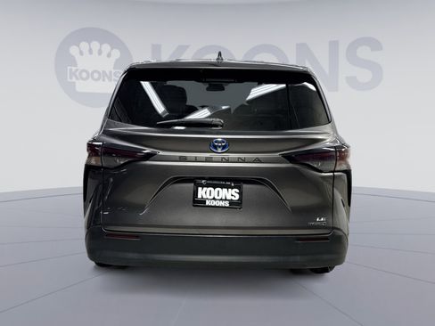 Used 2023 Toyota Sienna LE image 11