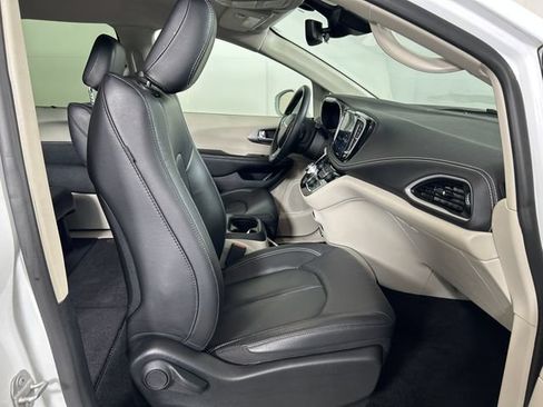 Used 2022 Chrysler Pacifica Touring-L AWD/4WD image 28