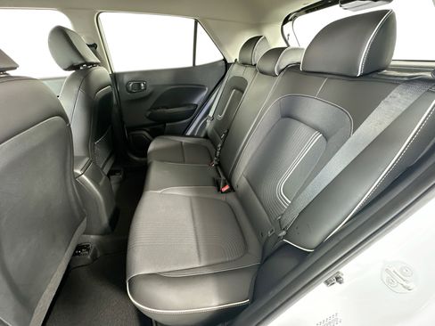 Used 2023 Hyundai Venue Limited image 24