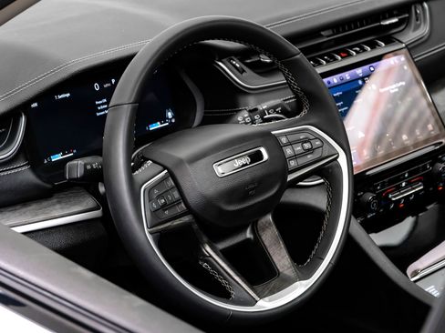 Used 2023 Jeep Grand Cherokee L Limited image 20