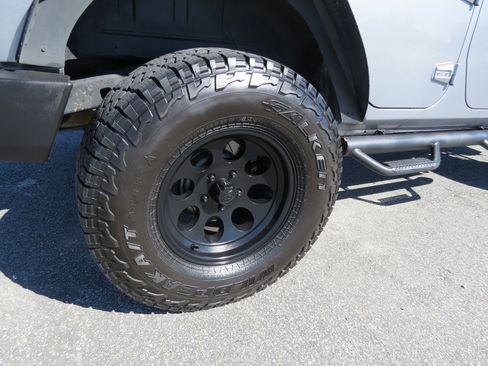 Used 2015 Jeep Wrangler Unlimited Rubicon w/ Connectivity Group image 12