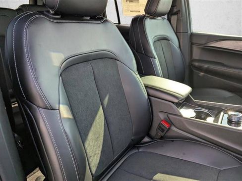 New 2025 Jeep Grand Cherokee Altitude image 30