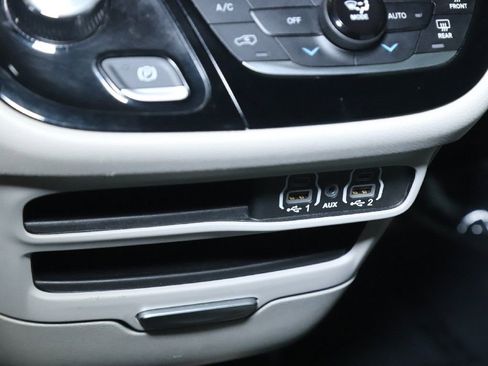 Used 2024 Chrysler Pacifica Touring-L FWD image 26