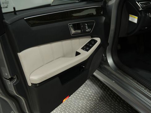 Used 2014 Mercedes-Benz E 250 BlueTEC Sedan image 28