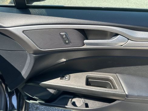 Used 2020 Ford Fusion SE FWD image 22