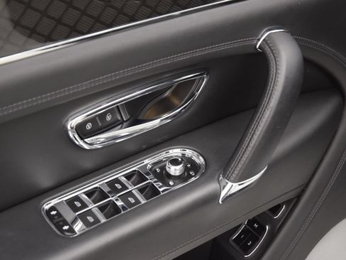 Used 2020 Bentley Bentayga Design Series AWD/4WD image 22