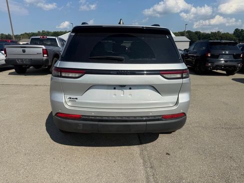 Used 2024 Jeep Grand Cherokee Altitude AWD/4WD image 17