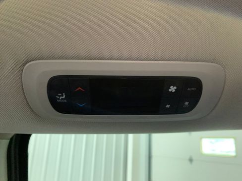 Used 2020 Chrysler Pacifica Touring-L FWD image 23
