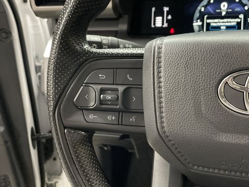 Certified 2025 Toyota Tacoma SR5 AWD/4WD image 19