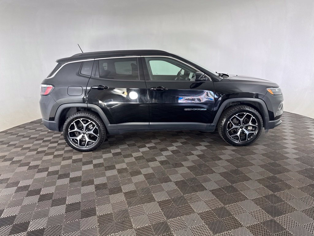 Used 2025 Jeep Compass Limited AWD/4WD image 4