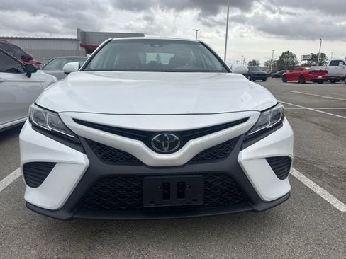 Used 2020 Toyota Camry SE image 2