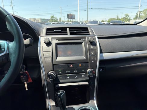 Used 2017 Toyota Camry SE w/ Moonroof Package FWD image 31