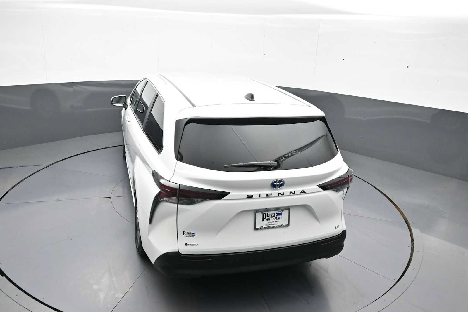 Certified 2025 Toyota Sienna LE FWD image 39