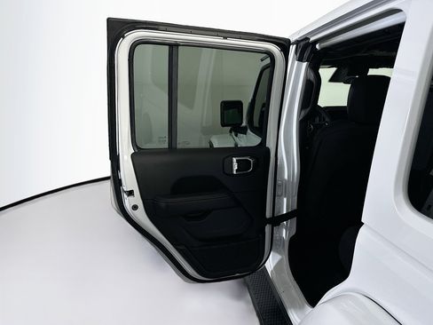 Used 2025 Jeep Wrangler Sahara image 24