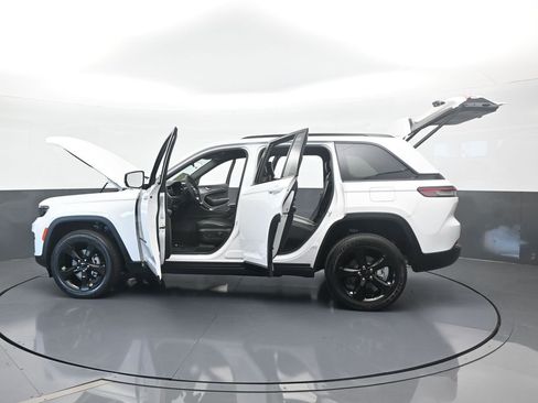 Used 2025 Jeep Grand Cherokee Altitude image 73