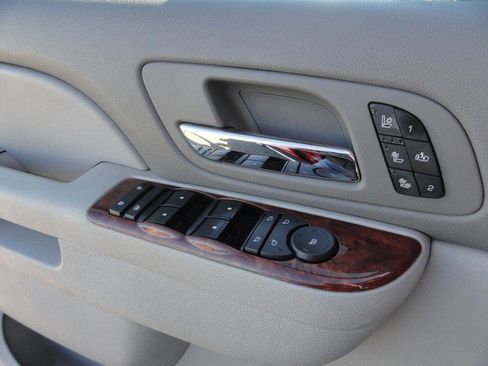 Used 2012 Chevrolet Avalanche LTZ AWD/4WD image 16