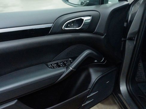Used 2016 Porsche Cayenne image 18