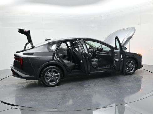 New 2025 Kia K4 LXS image 50