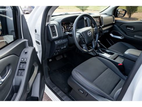Used 2023 Nissan Frontier SV image 10