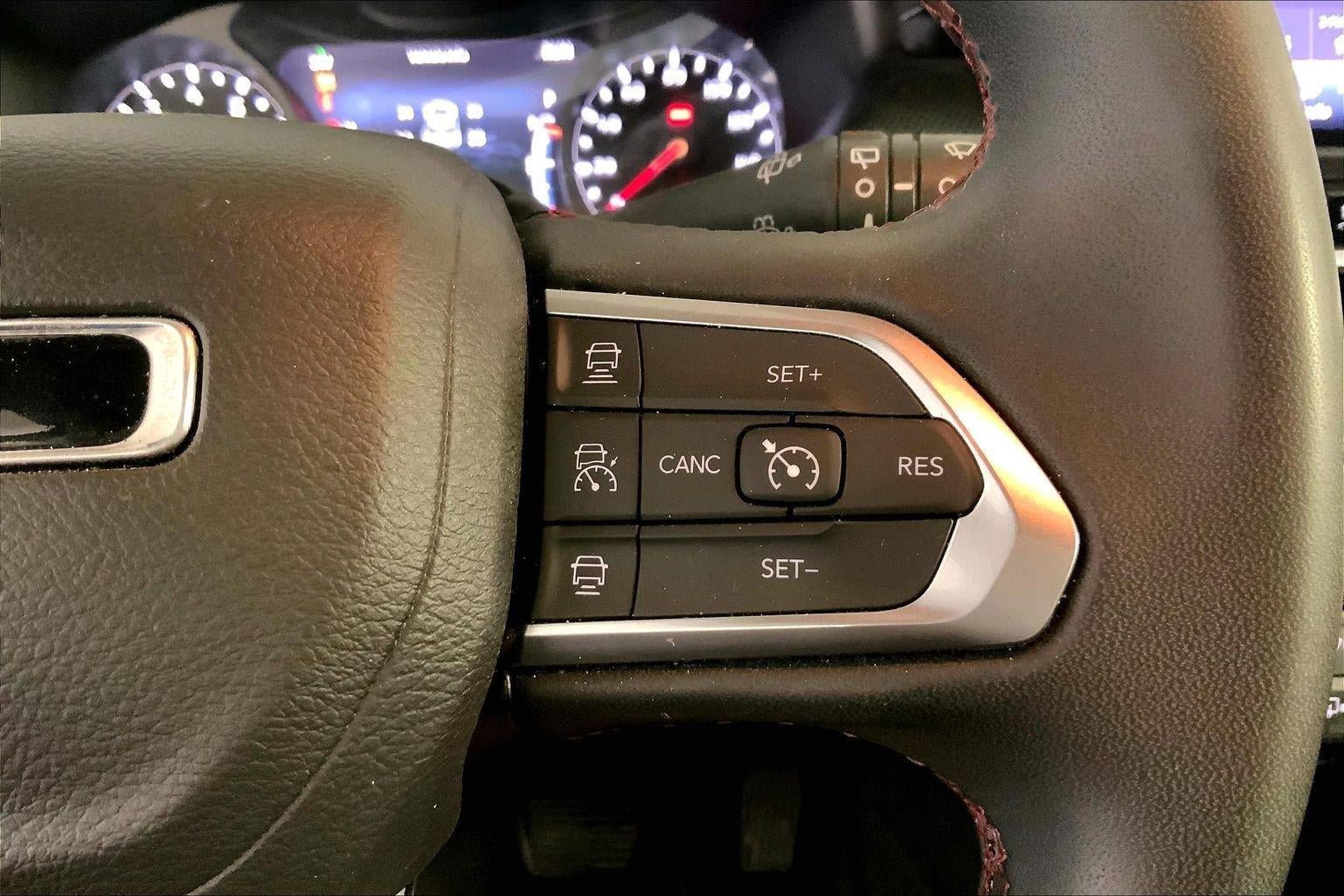 Used 2025 Jeep Compass Trailhawk w/ Trailer Tow Group AWD/4WD image 19