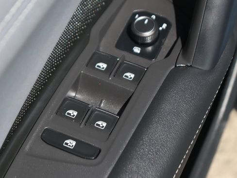 Used 2025 Volkswagen Tiguan SE AWD/4WD image 16